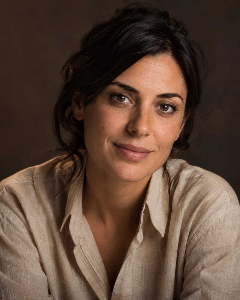 Ritratto di Chiara Meli, camicia di lino, studio caldo